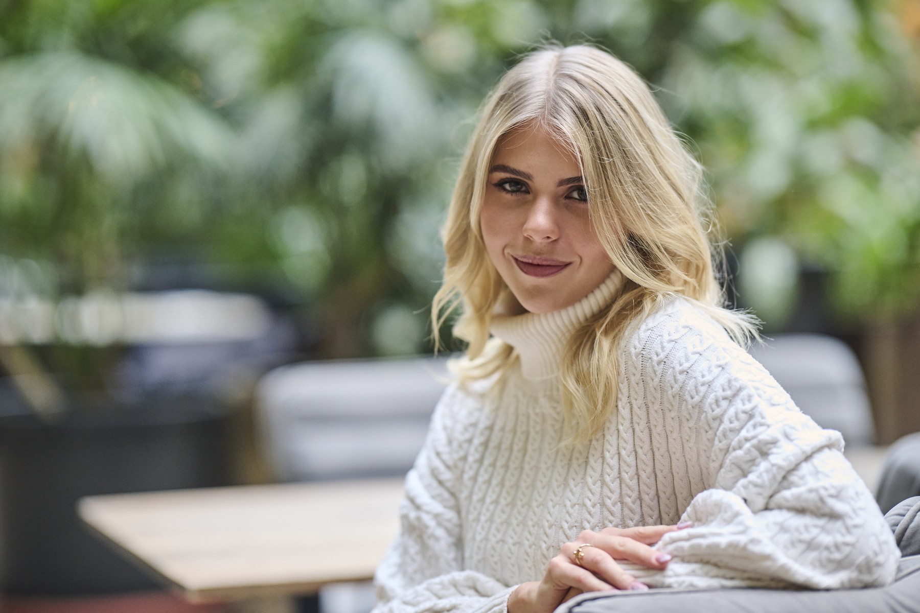 Eljegyezte kedvesét Lady Szomjas – elképesztő helyszínen kérte meg barátnője kezét az RTL műsorvezetőnője