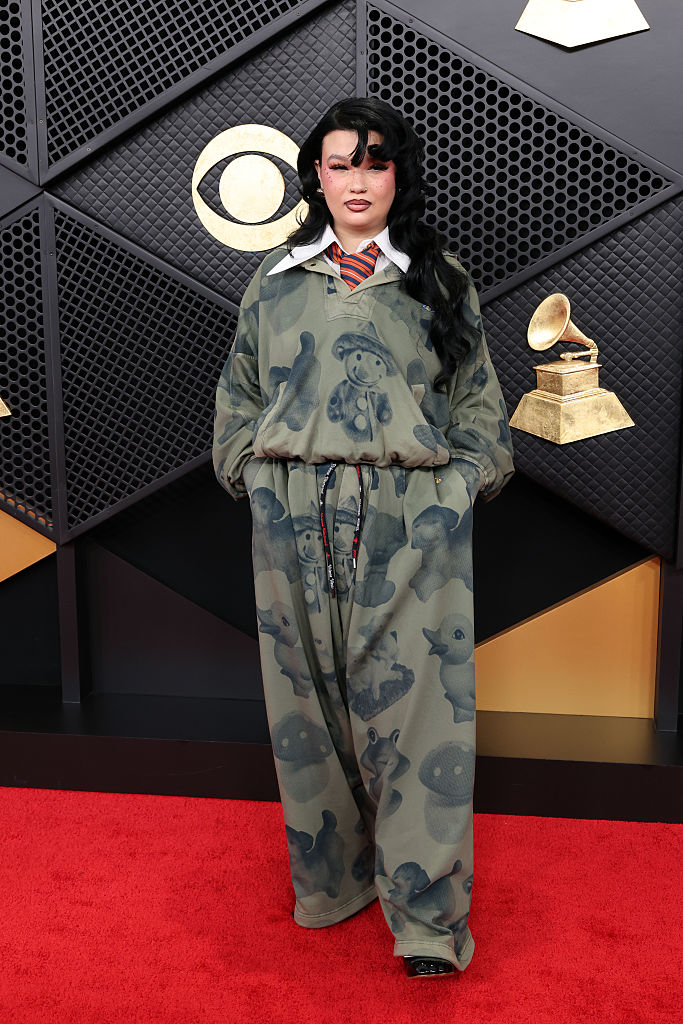 Lola Young a 2026-os Grammy-gála vörös szőnyegén