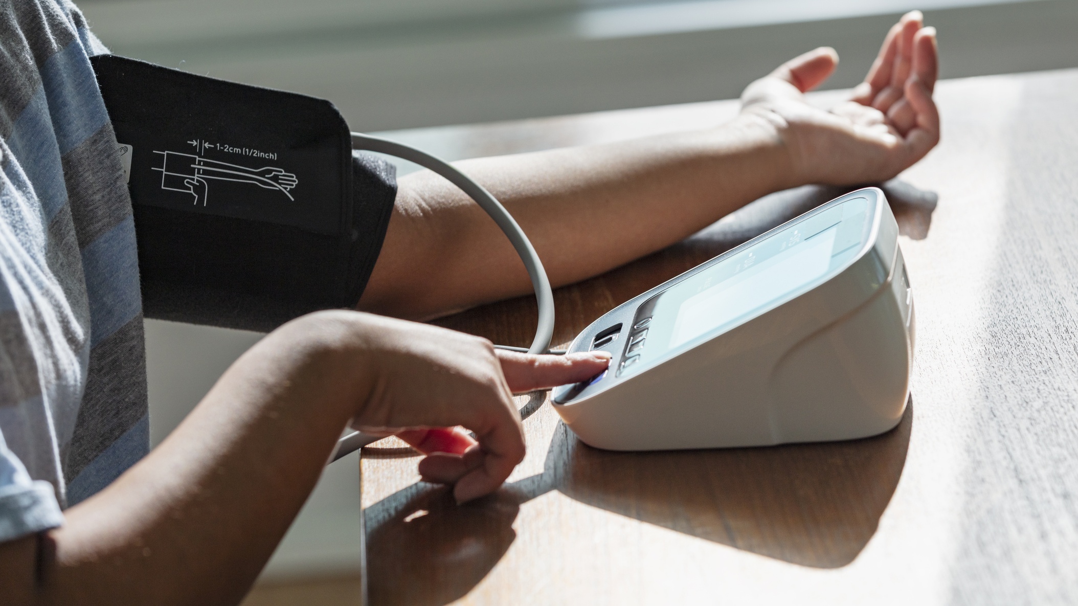 Egy fürdőszobai szokás képes bizonyítottan csökkenteni a magas vérnyomást