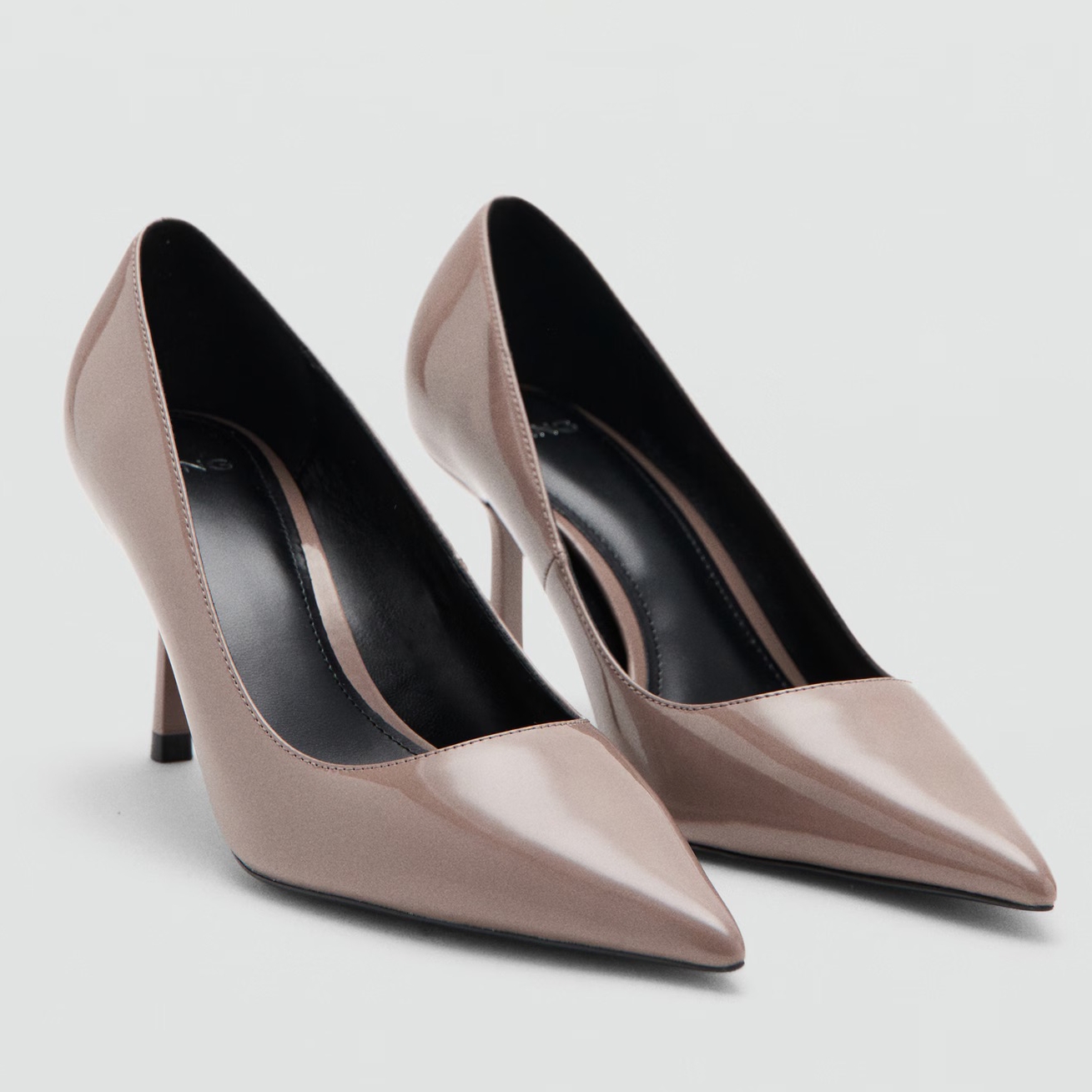 Hegyes orrú magassarkú