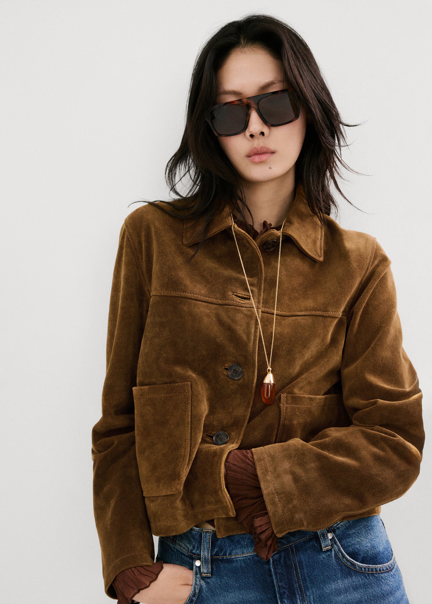 Velúr dzsekit viselő modell