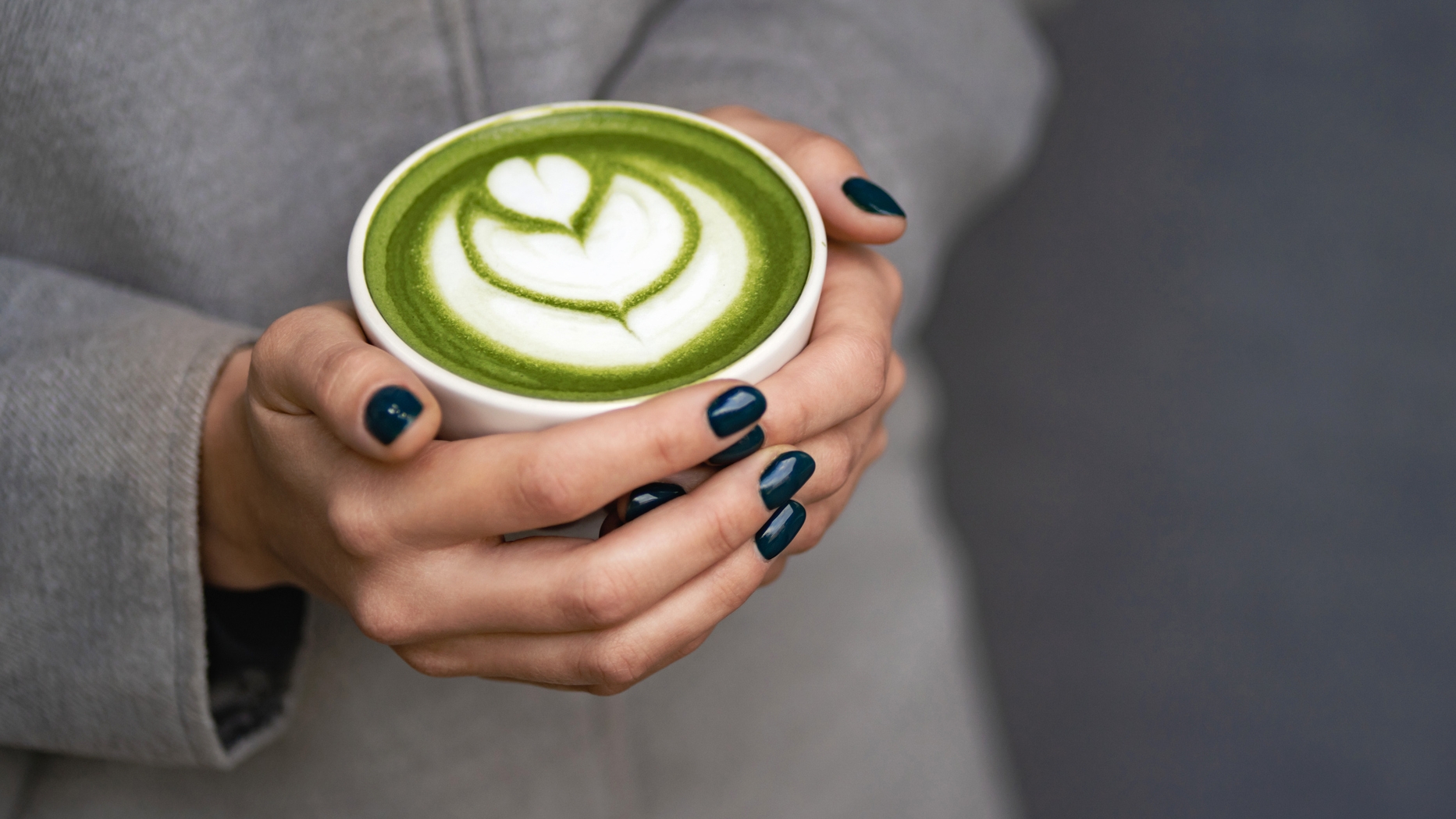 Matcha tea női kézben