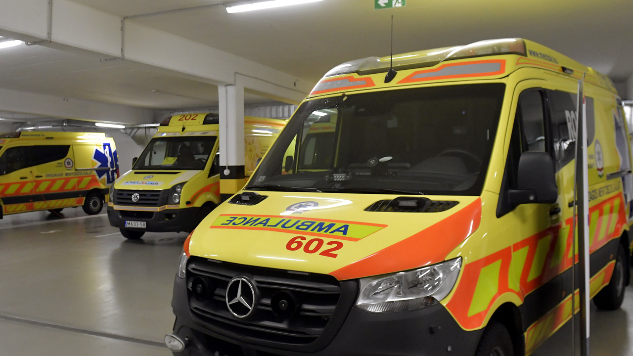 mentő - fotó: MTI/Soós Lajos