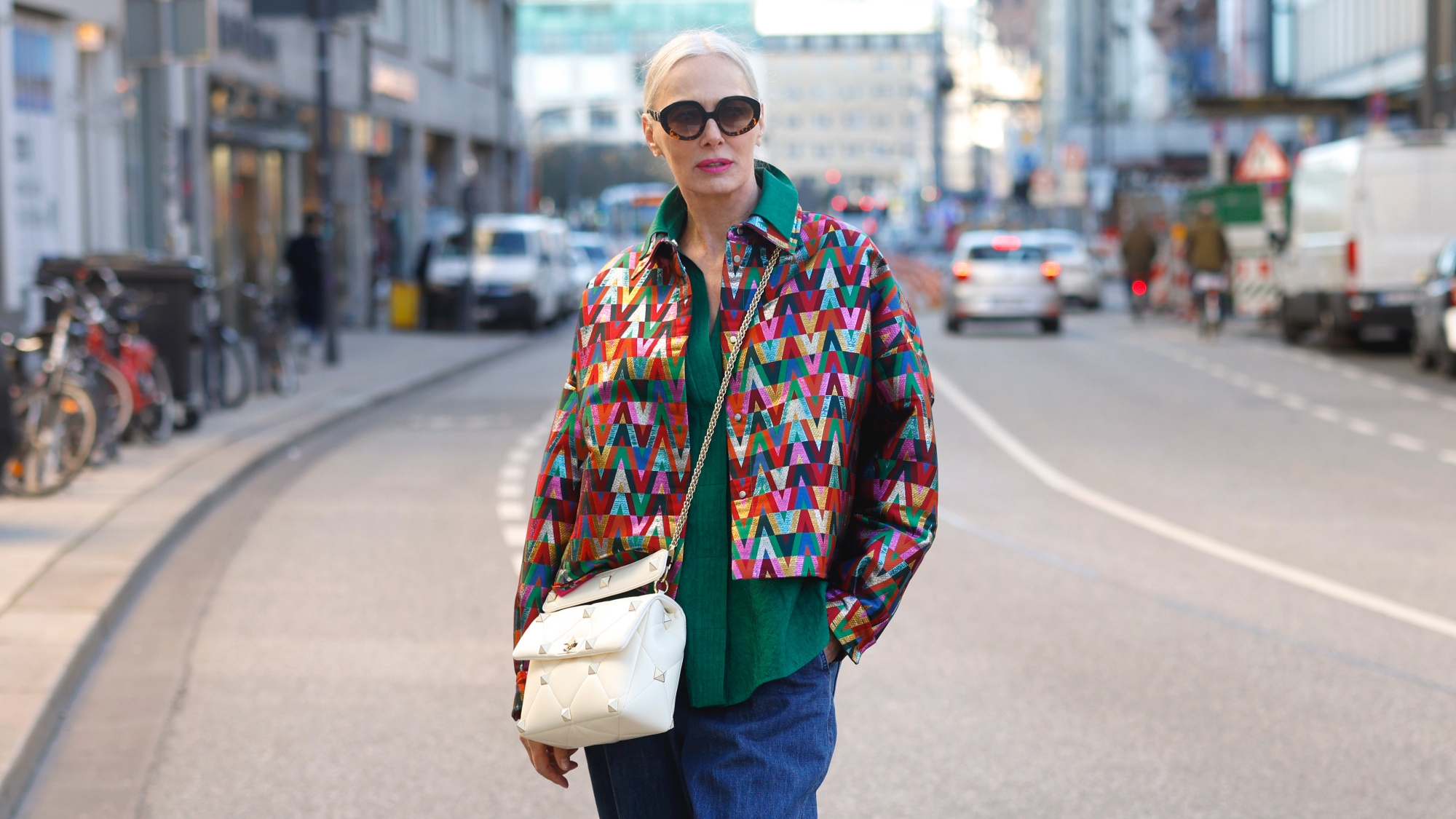 Mintás dzsekit viselő nő