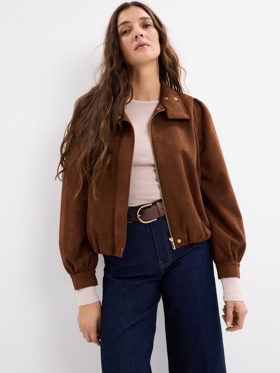 Velúr dzsekit viselő modell