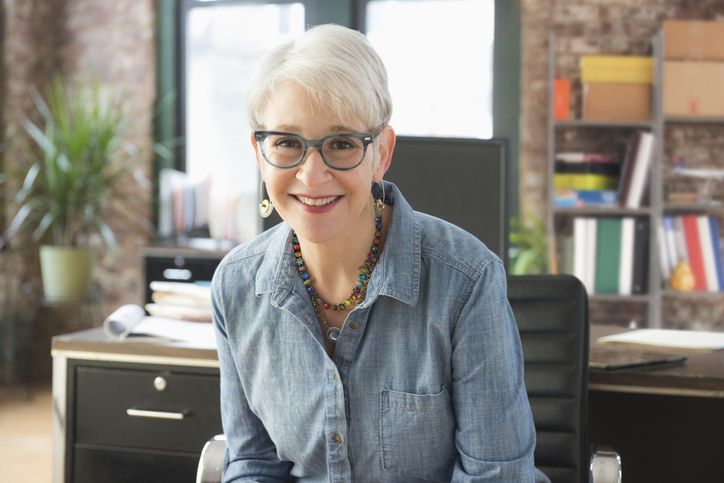 Mosolygó női portré kék szemüvegben