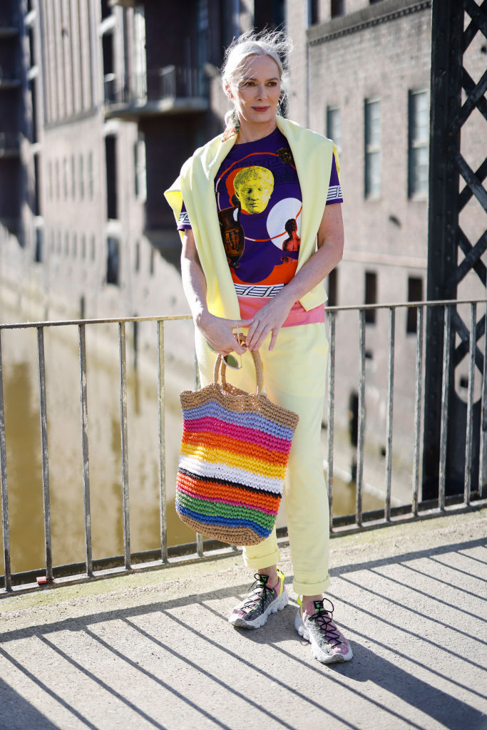 Művészeti mintát viselő nő az utcán