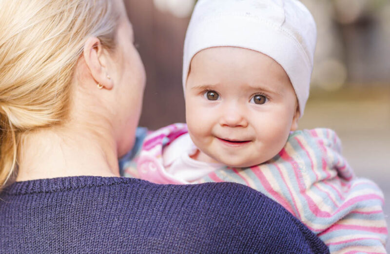 Kórházból fogadott be csecsemőt egyedülállóként…