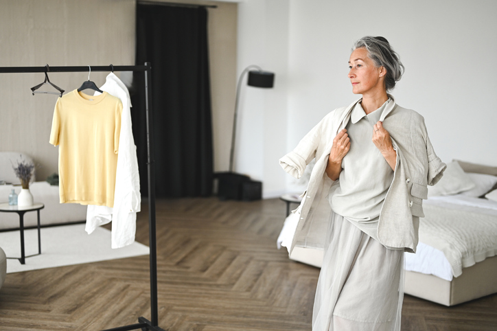 Nő pasztell zakóban