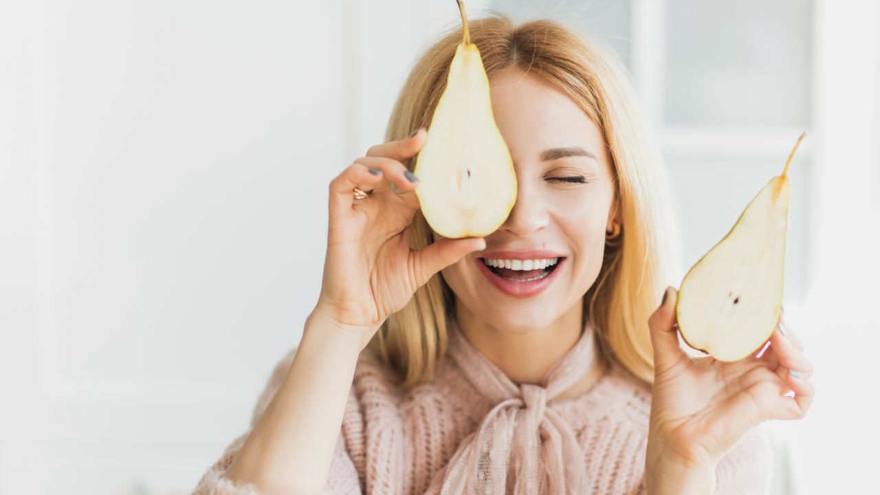 Női portré körtével