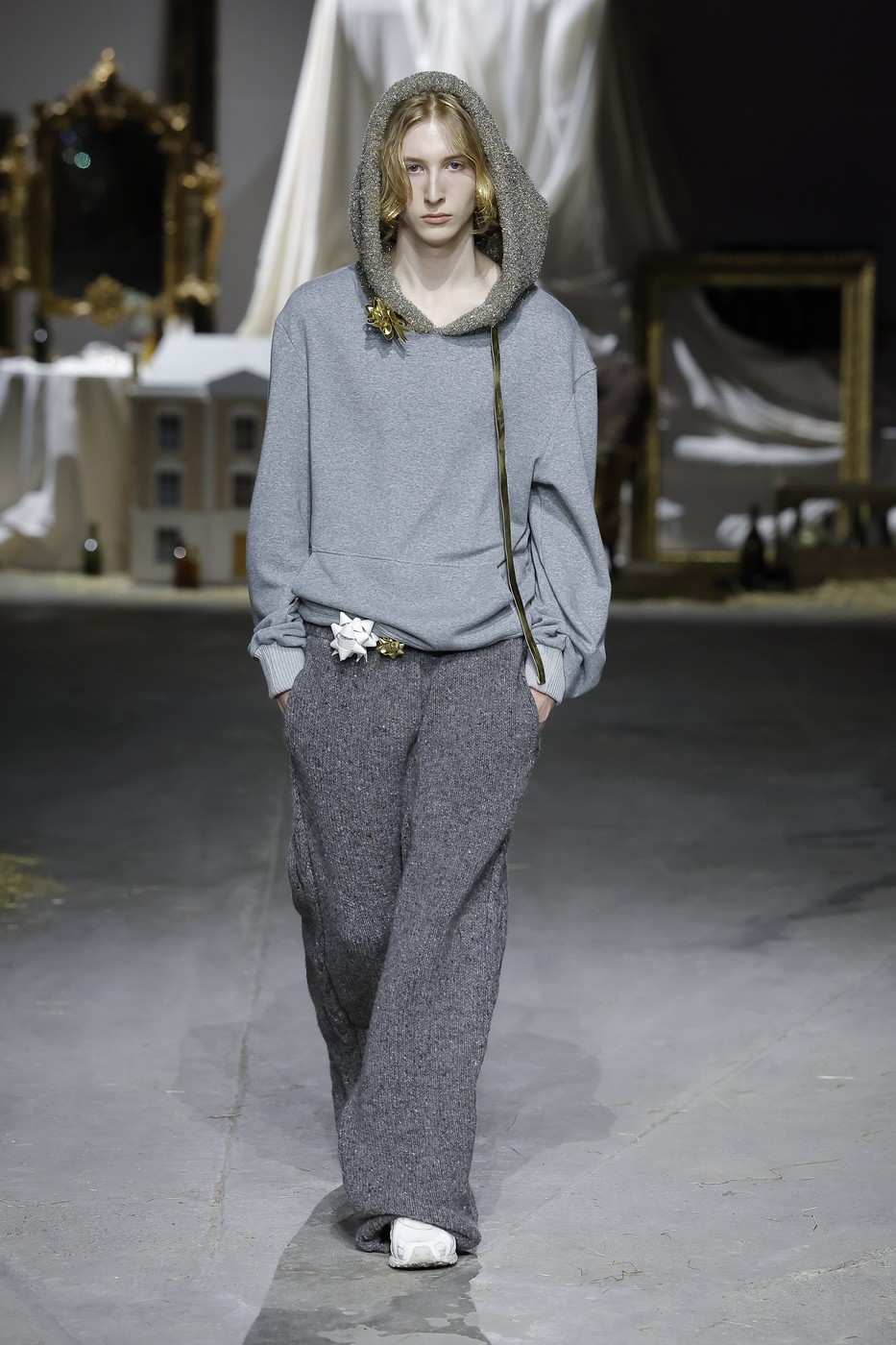 Oscar Ouyang 2026-2027 őszi-téli kollekció egyik modellje