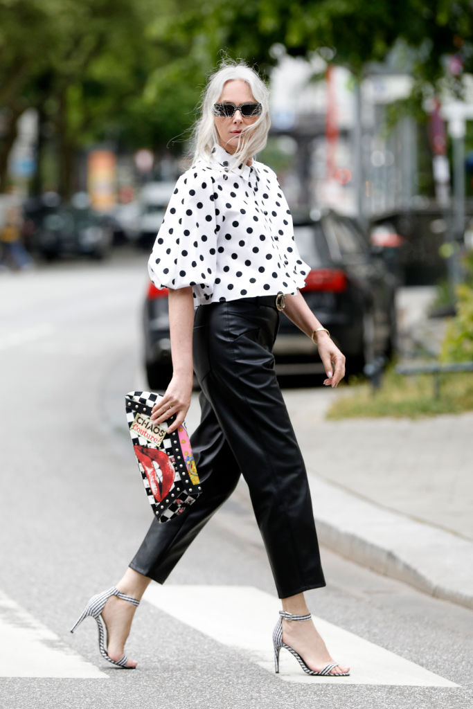 Virágmintát viselő nő az utcán