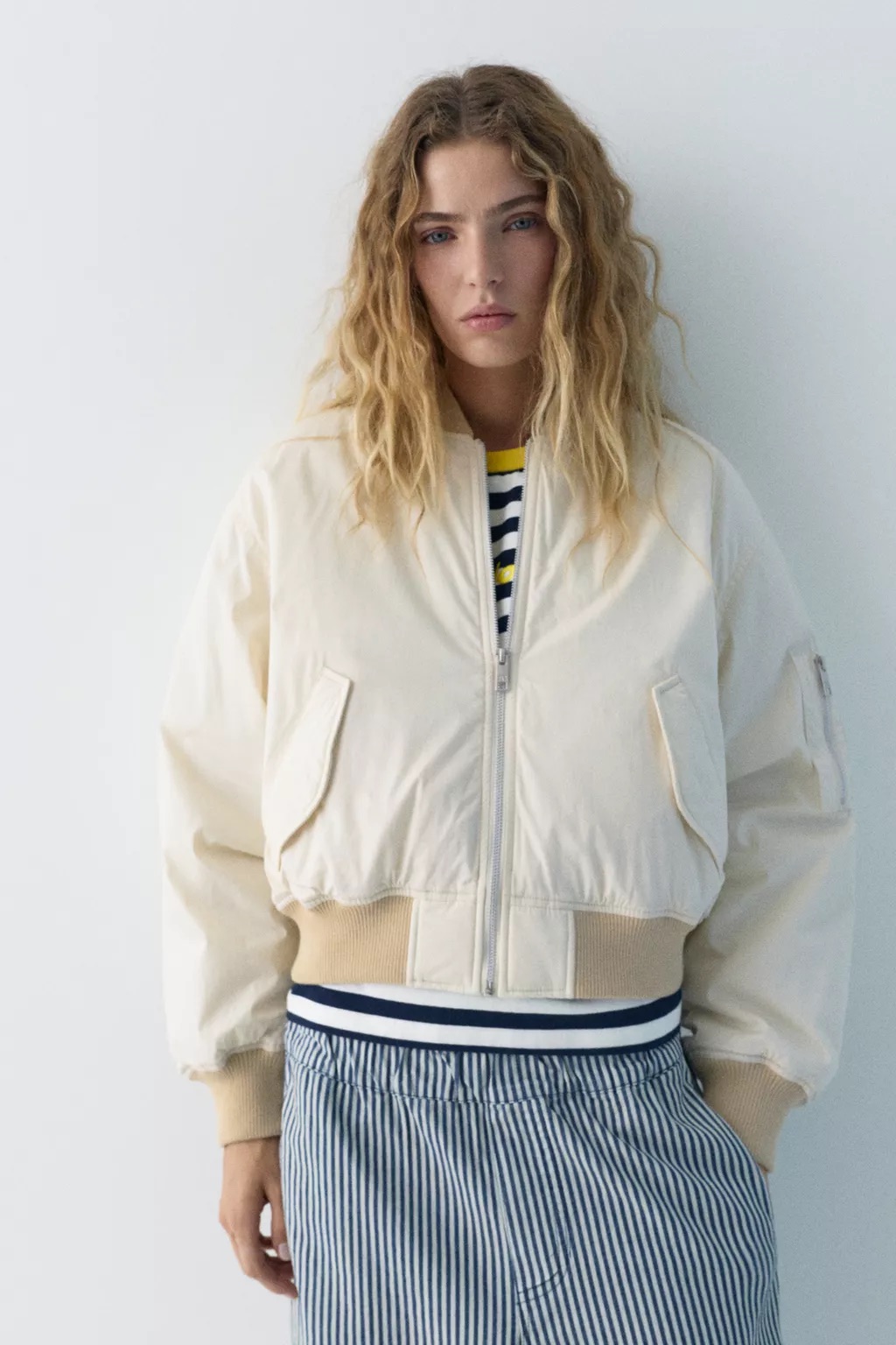 Pasztellszínű bomberdzsekit viselő modell