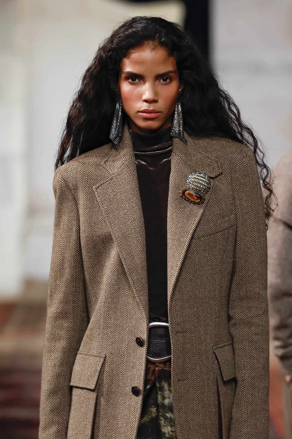 Ralph Lauren 2026/27 A/W kollekció egyik modellje a New York-i divathéten