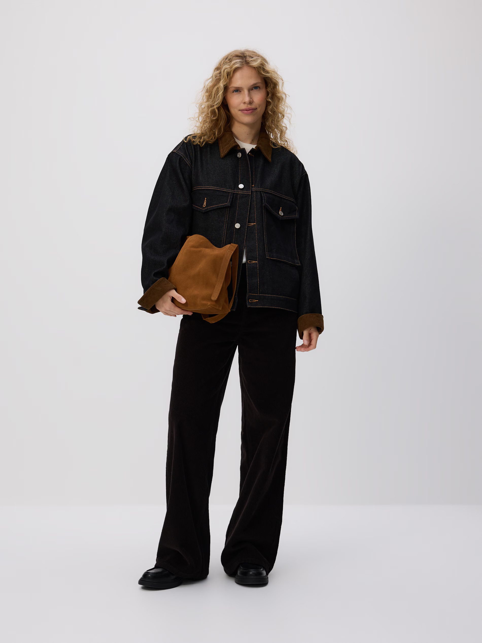 Sötétkék farmerdzsekit viselő modell