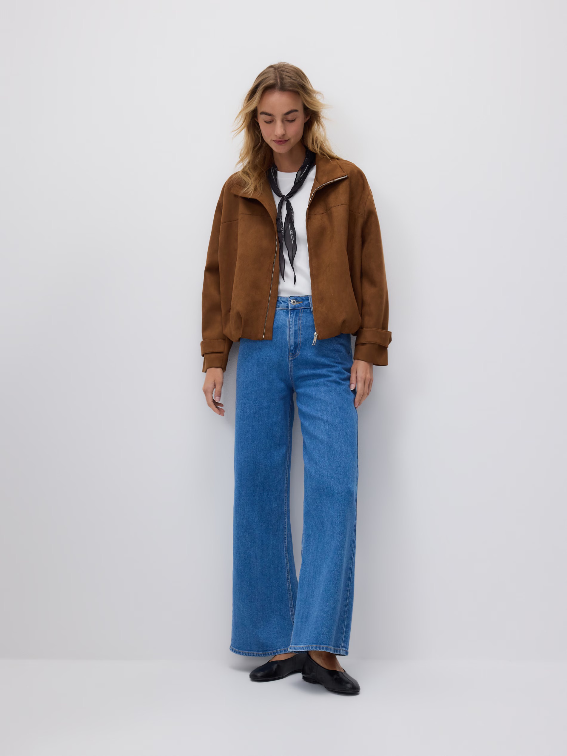 Velúr dzsekit viselő modell