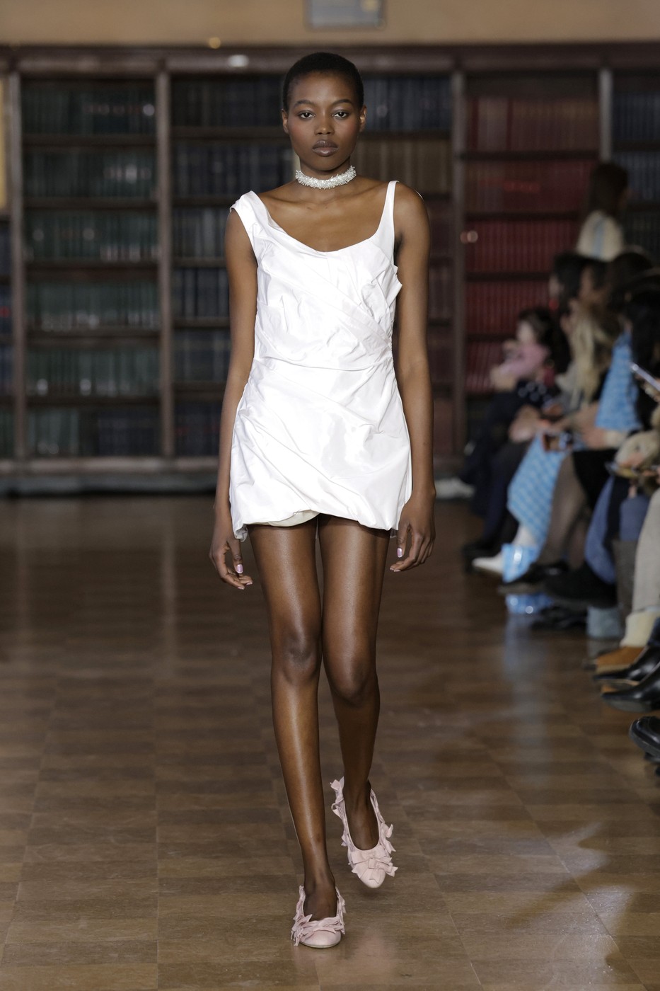 Sandy Liang 2026/27 A/W kollekció egyik modellje a New York-i divathéten