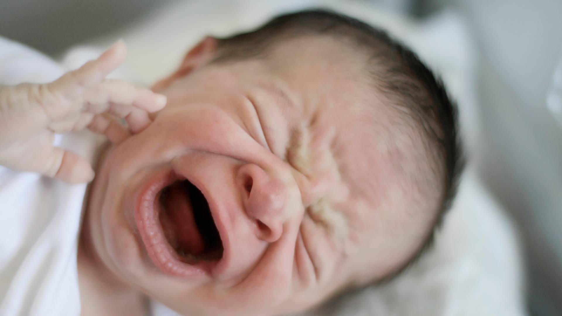 Pszichoterapeuta: „Egy baba nem azért hagyja abba a sírást, mert jól van, hanem azért, mert megtanulta, hogy senki sem fog jönni.”