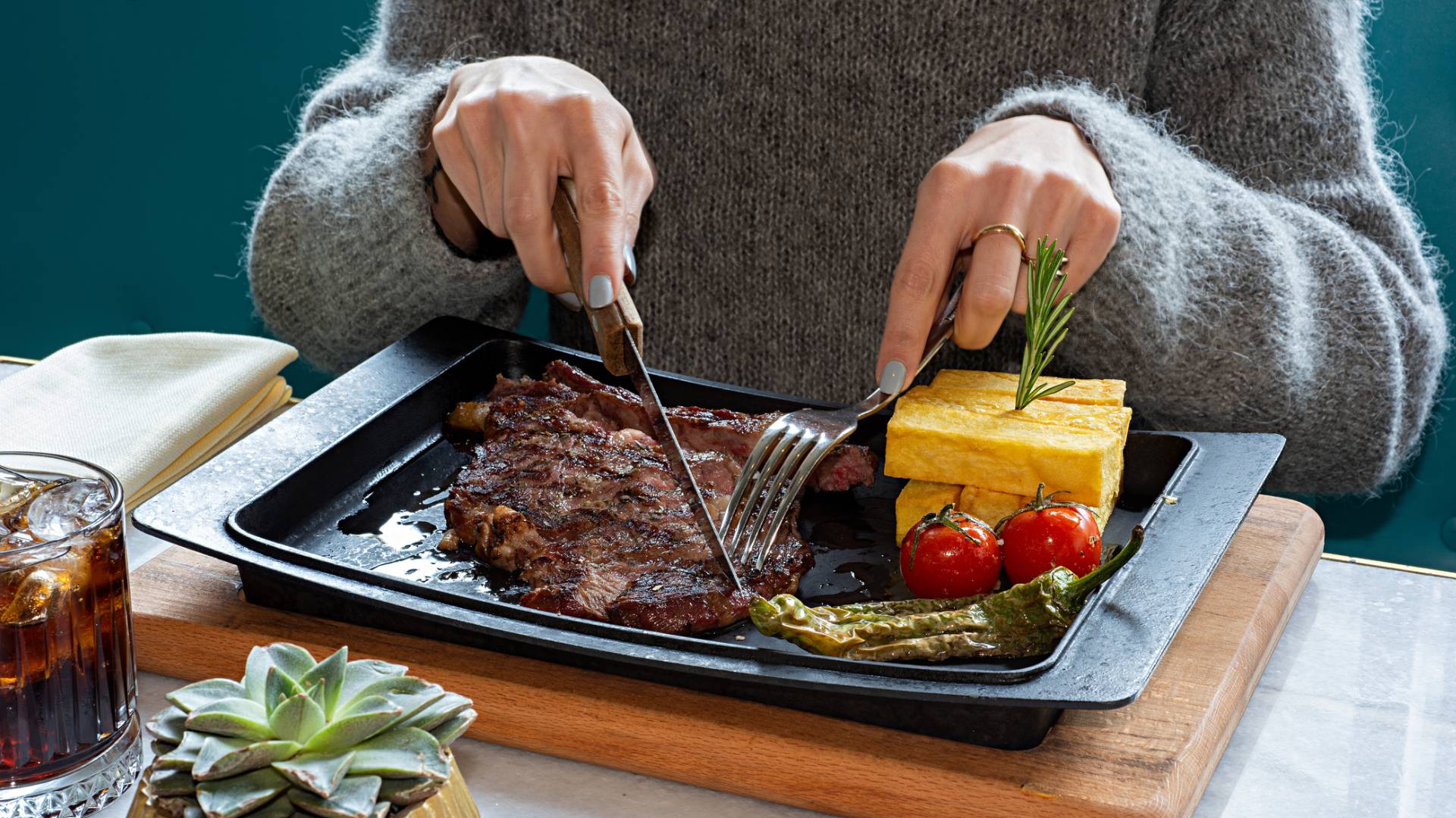 Az étterem szerint a család szándékosan tett hónaljszőrt a tányérra, hogy ne kelljen kifizetniük a százezres számlát