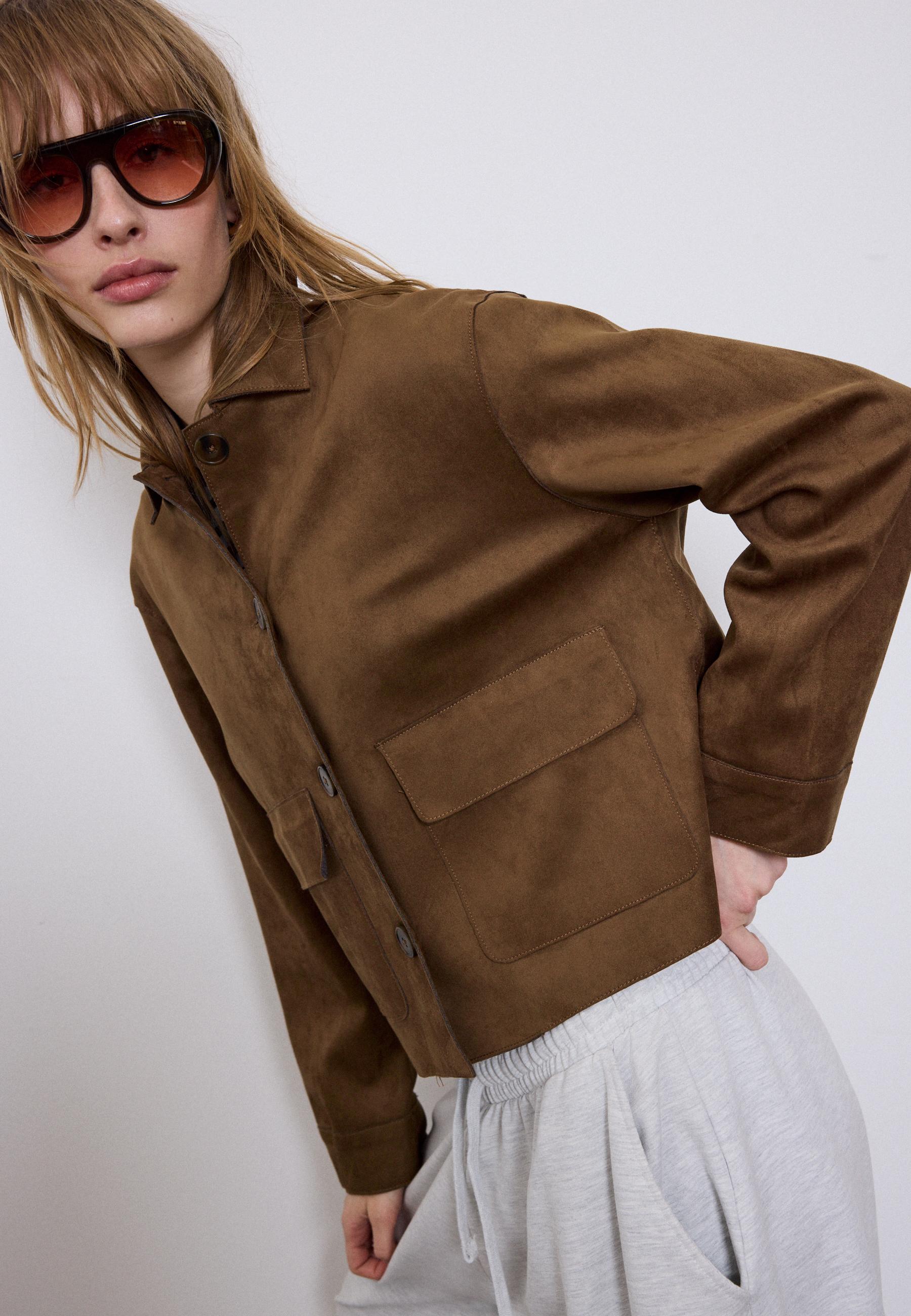 Velúr dzsekit viselő modell