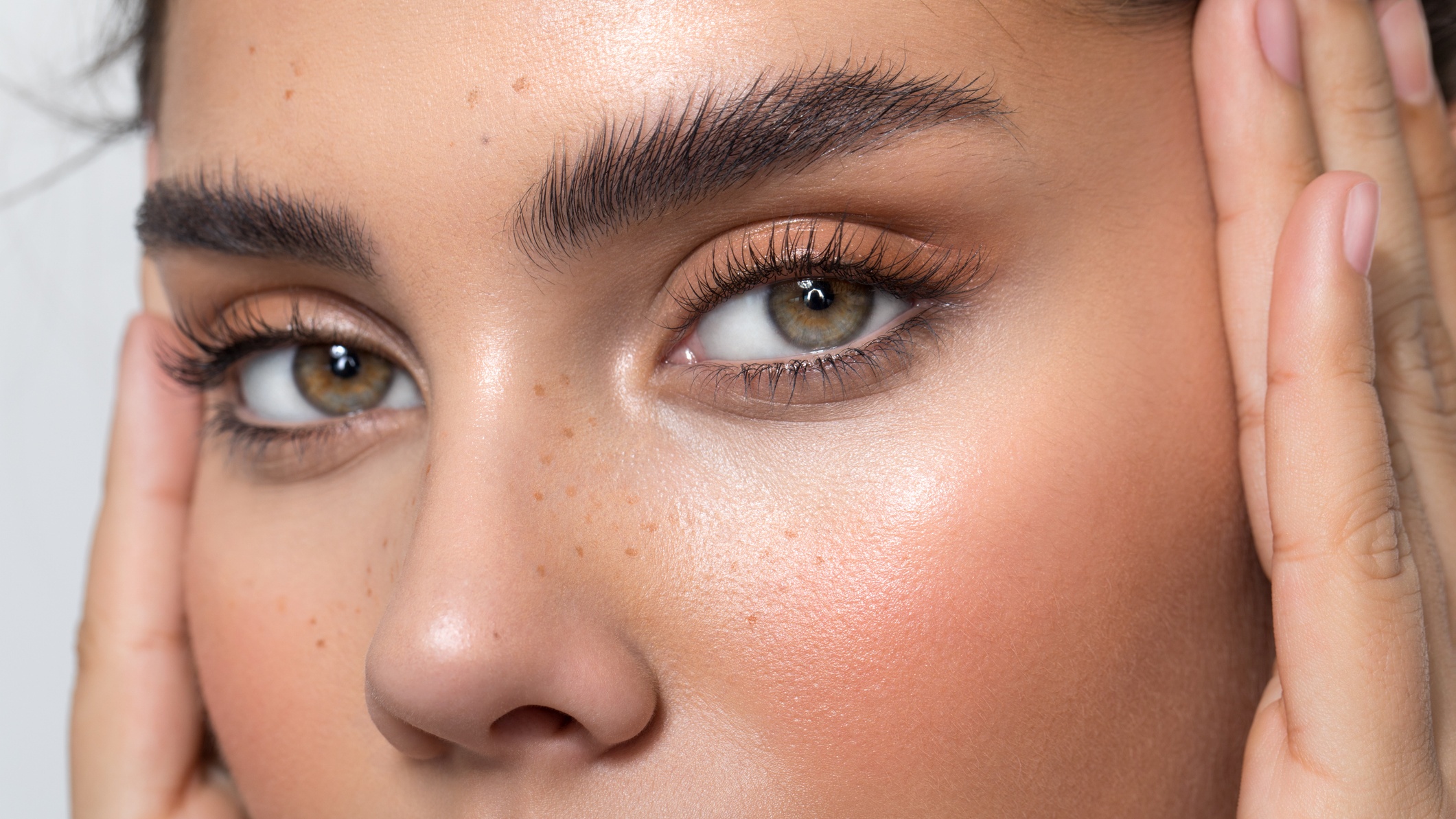 Szemöldök dúsítása otthon? Így működnek a természetes módszerek