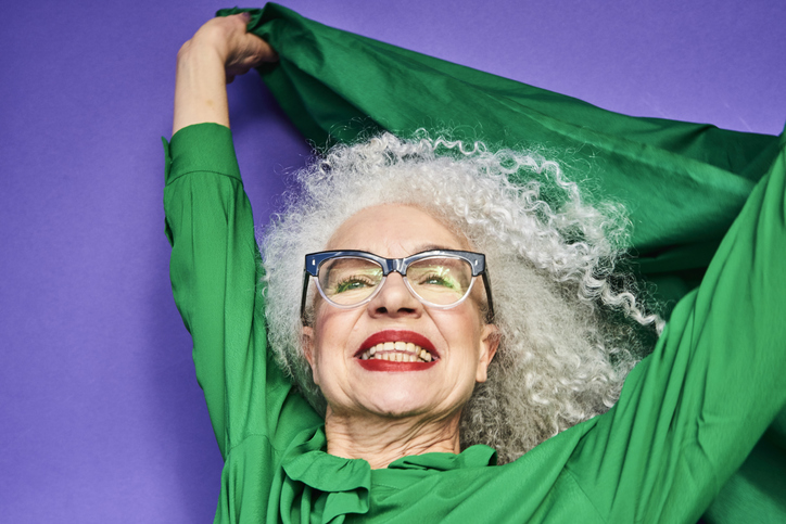 Nevető ősz hajú hölgy zöldben