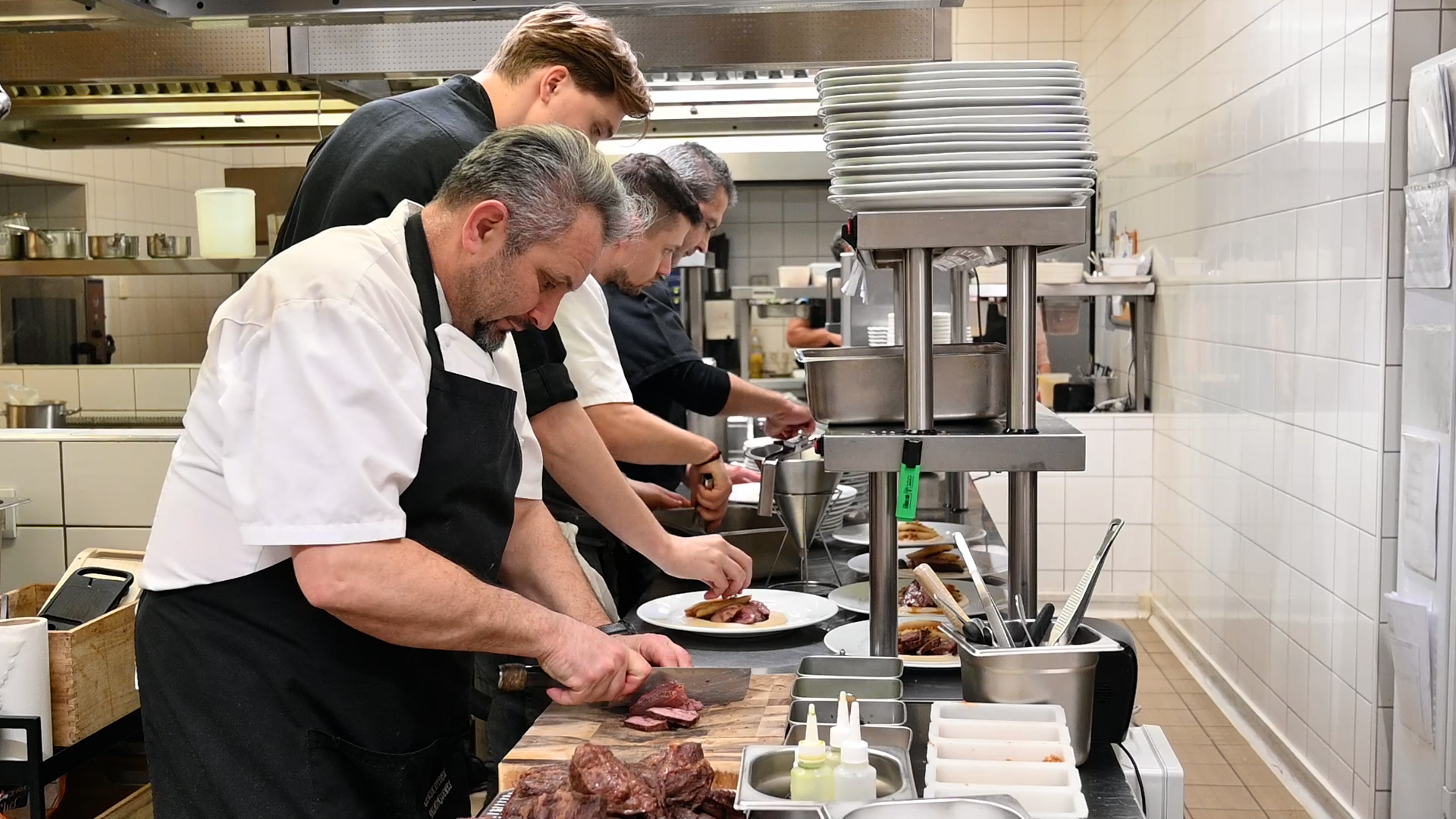 szakácsok dolgoznak egy étterem konyháján