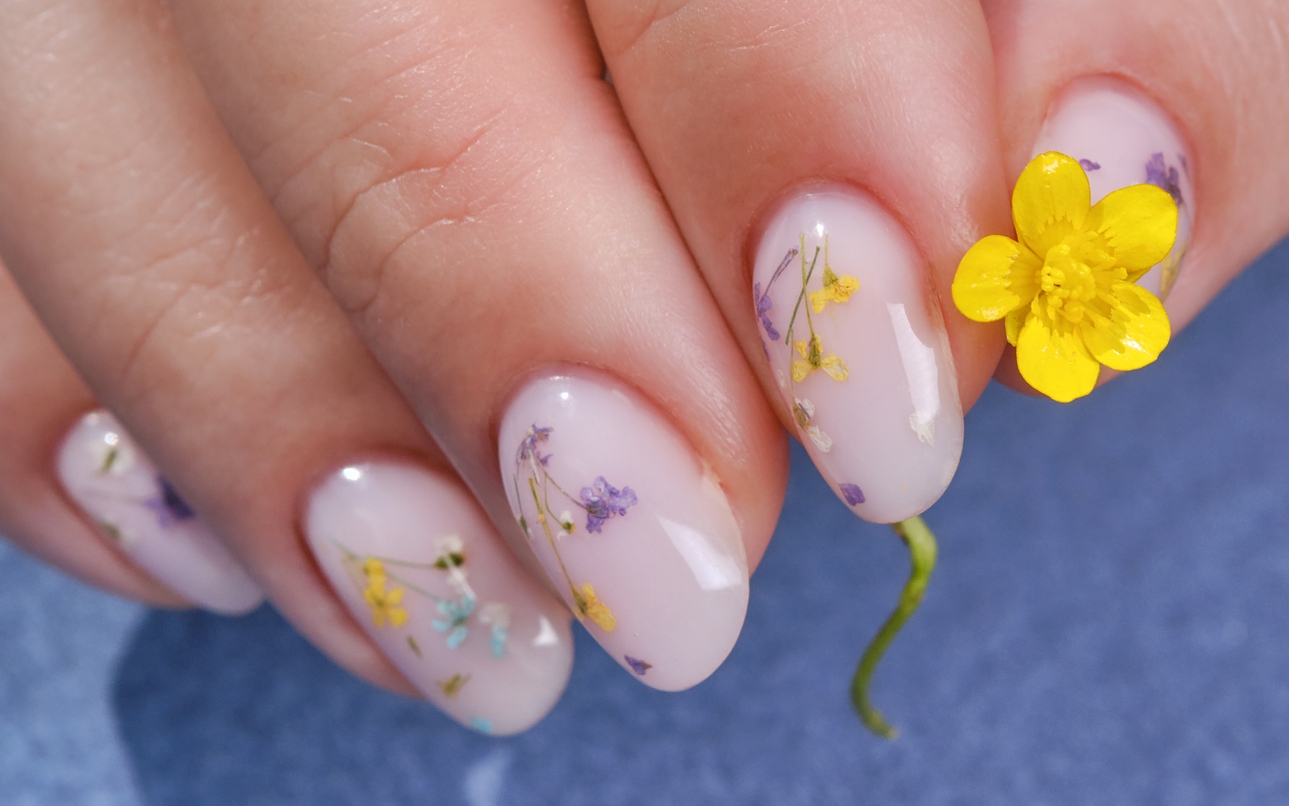Virágmintás körmök