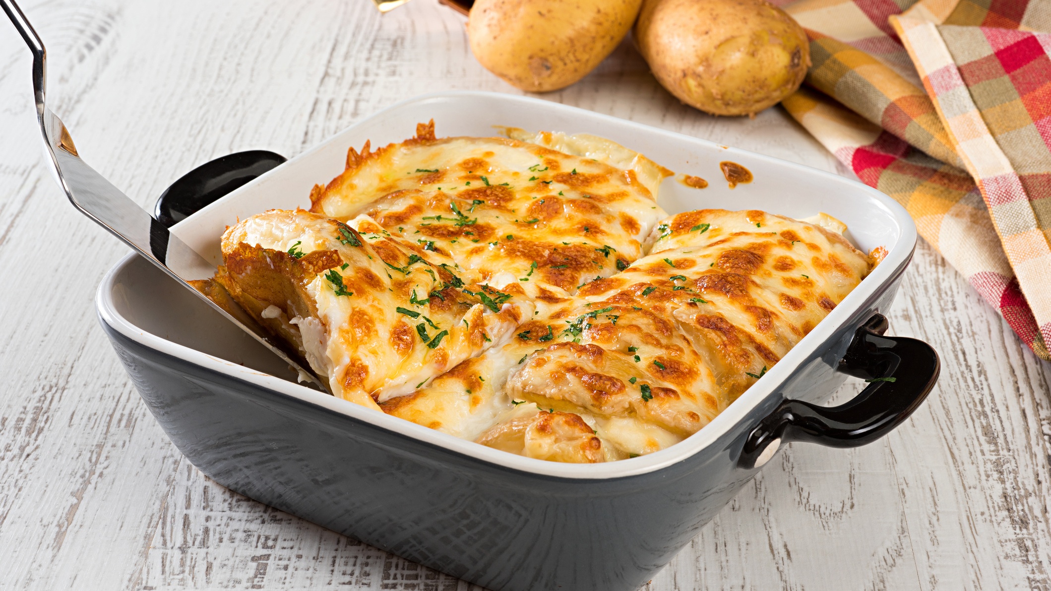 Tedd mindet egy tepsibe, és felejtsd el a főzést: ropogós a kéreg, szaftos a közepe, és az ebéd készen is áll, kevés munkával