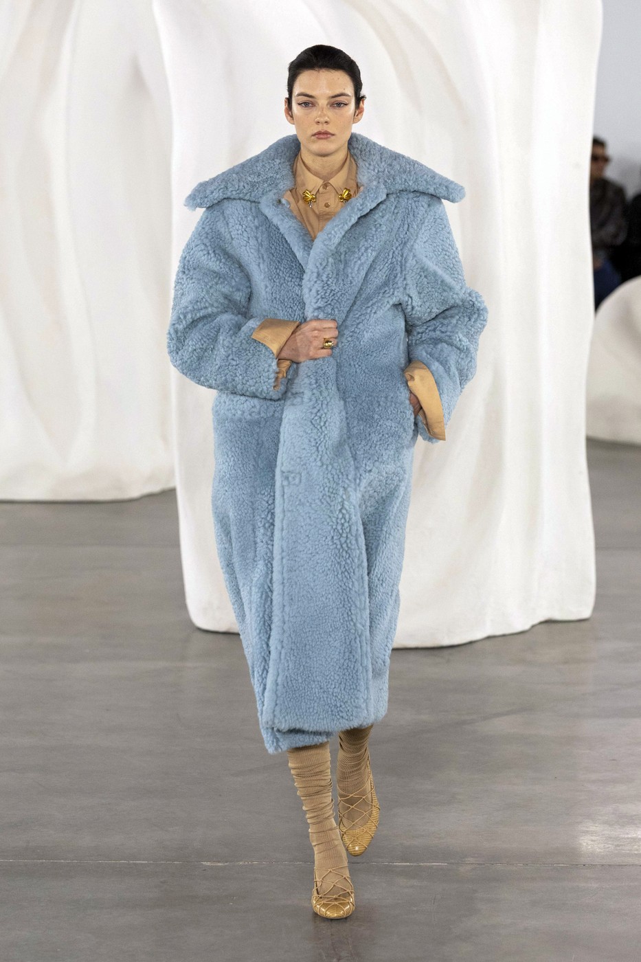 Ulla Johnson 2026/27 A/W kollekció egyik modellje a New York-i divathéten