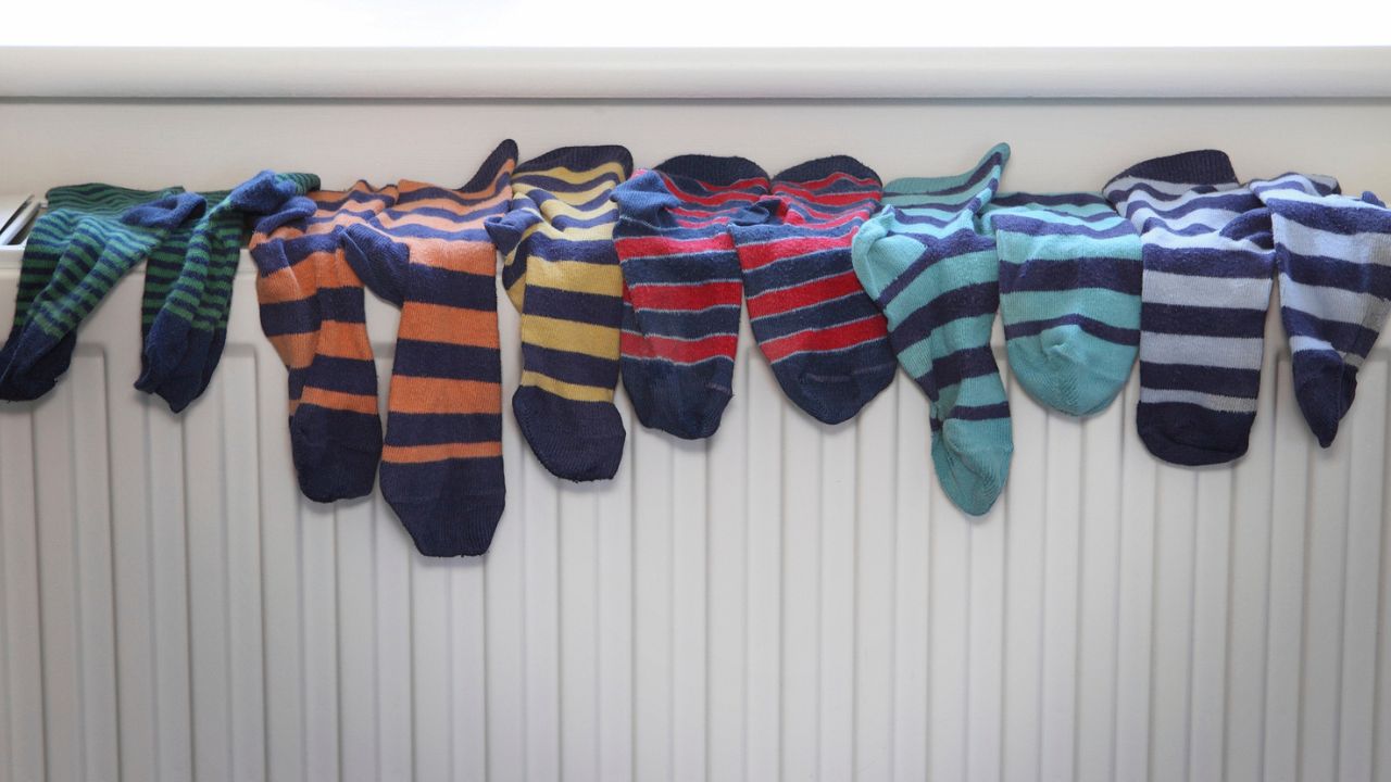 zoknik a radiátoron, fotó: Unsplash