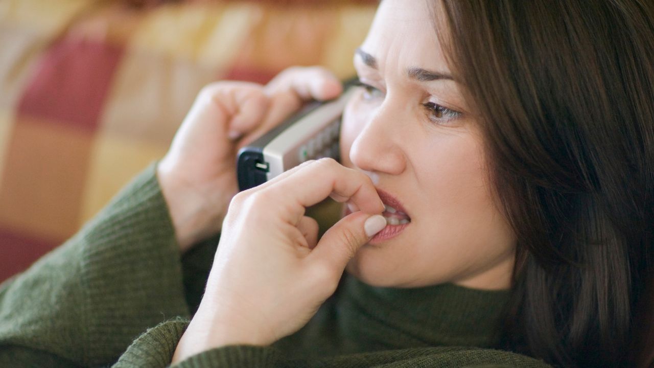koromrágó fiatal nő, fotó: Getty Images
