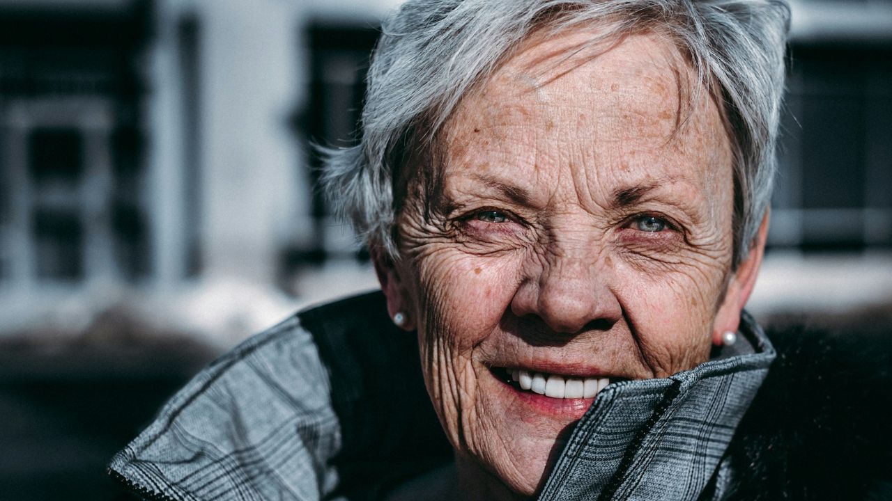 idős hölgy sportosan, fotó: Unsplash