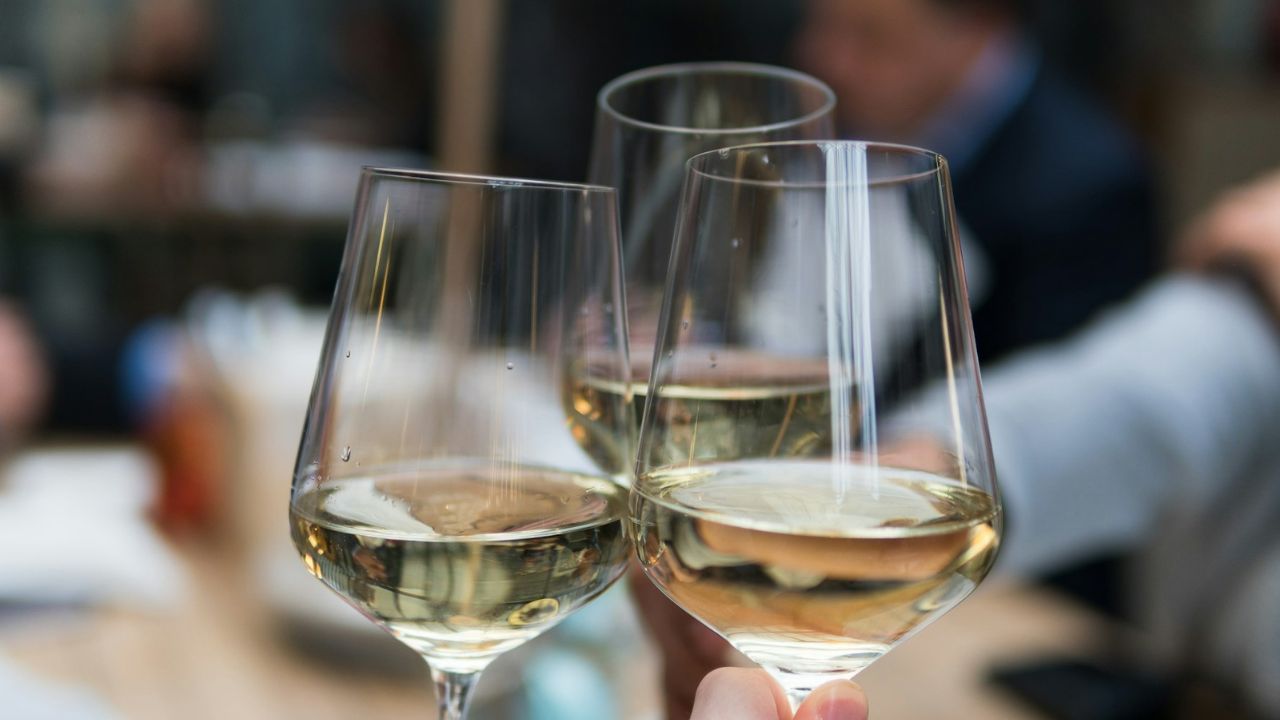 fehérbor 3 pohárban, fotó: Unsplash