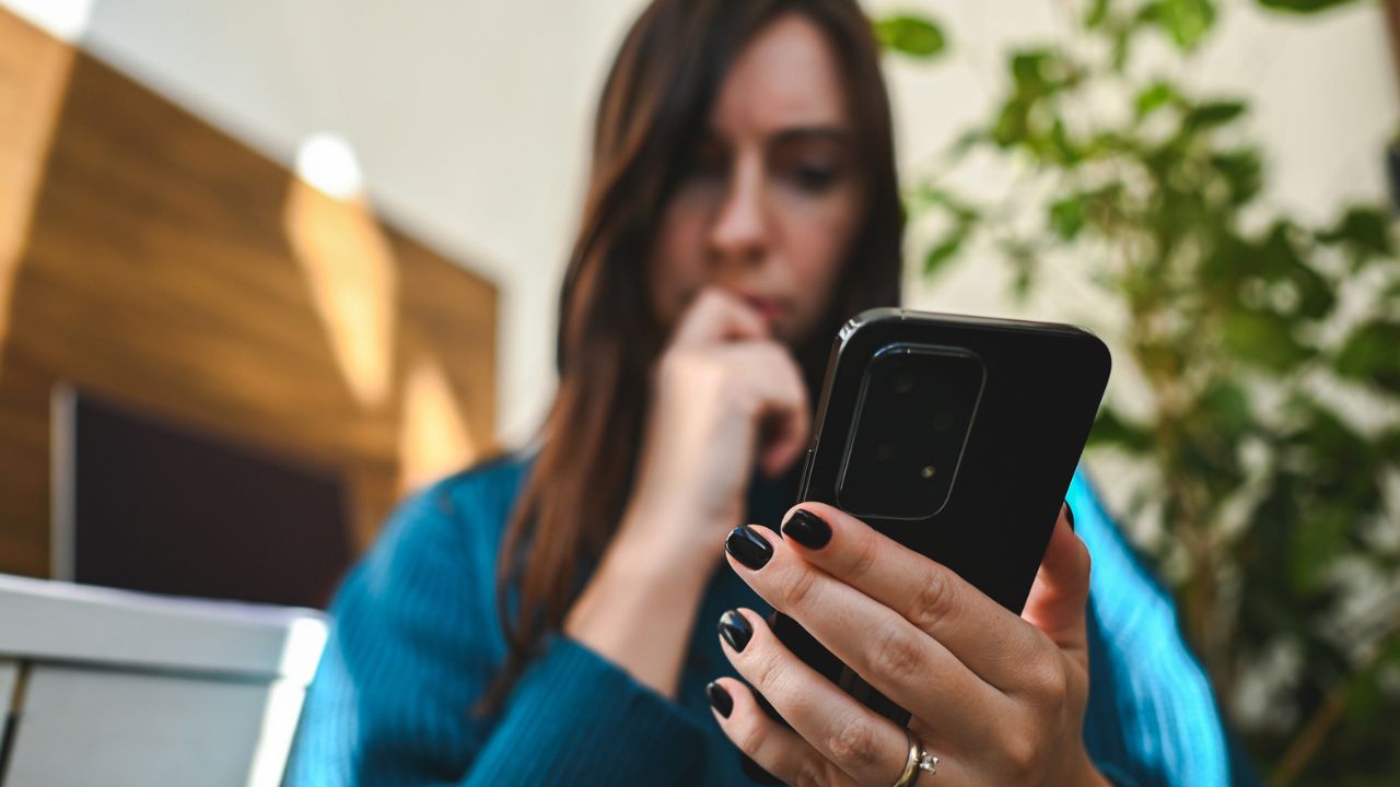 Telefonáló nő, fotó: Getty Images