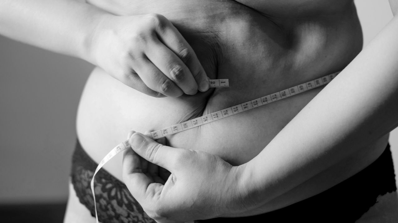 Nő derékbőséget mér, fotó: Unsplash