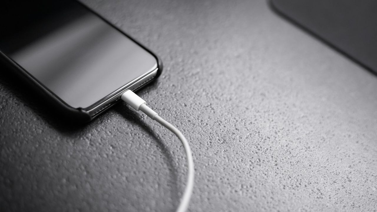 telefon töltőn, fotó: Unsplash