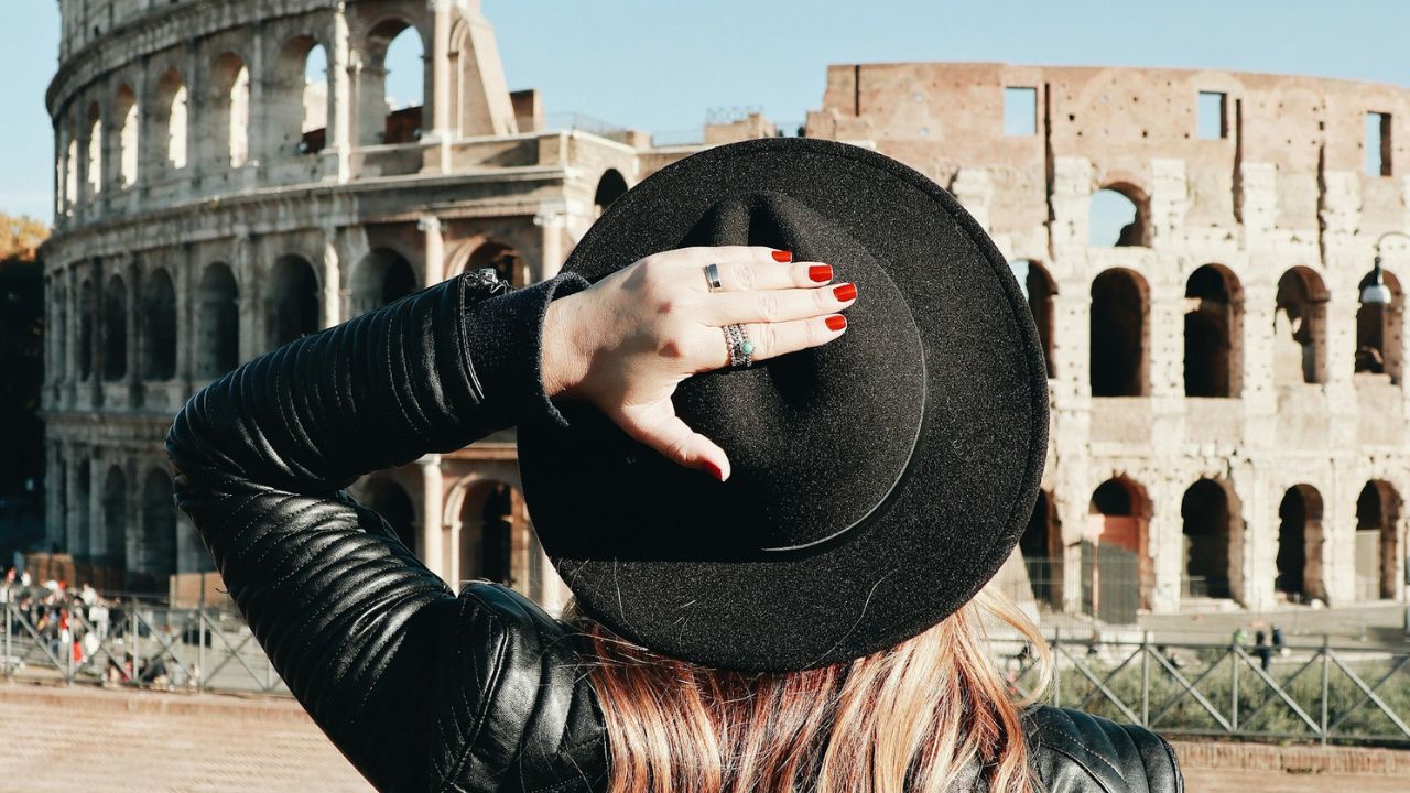 nő a Colosseumnél, utazás, fotó: Unsplash