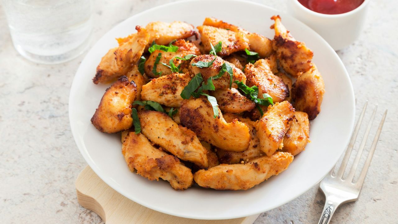 sült csirkemell tányéron, fotó: Unsplash