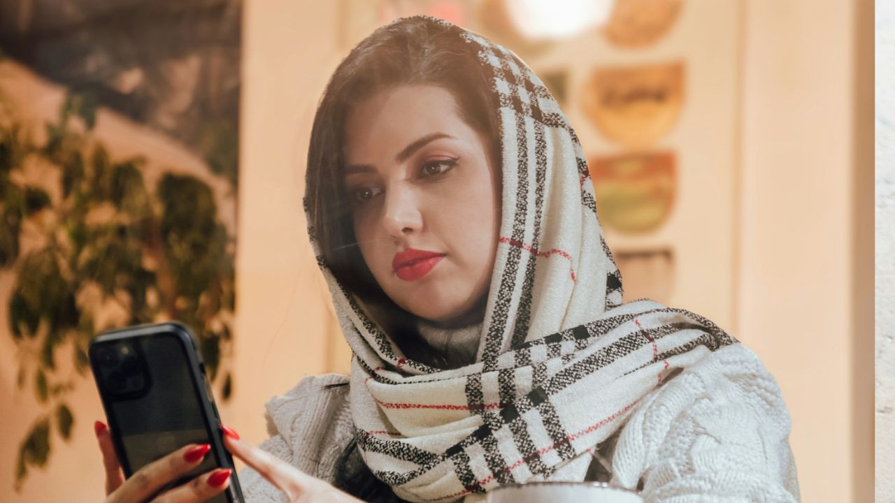 telefonáló nő, fotó: Unsplash