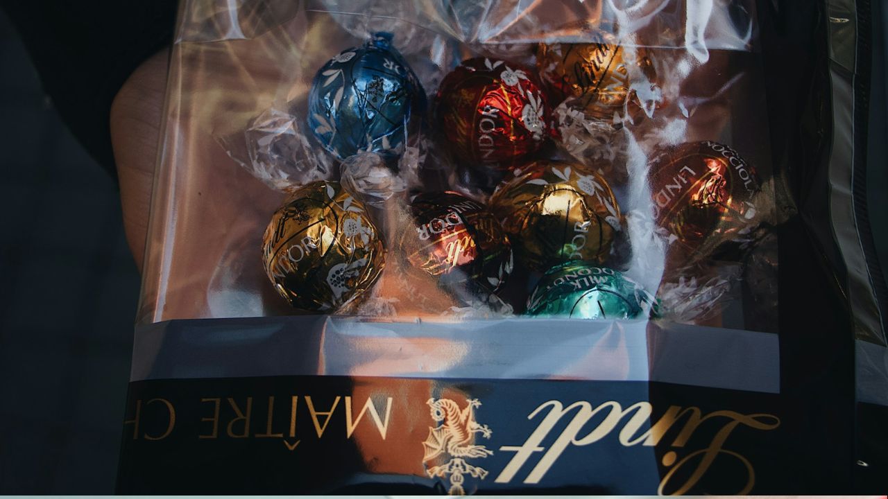 Lindt karácsonyi csoki, fotó: Unsplash