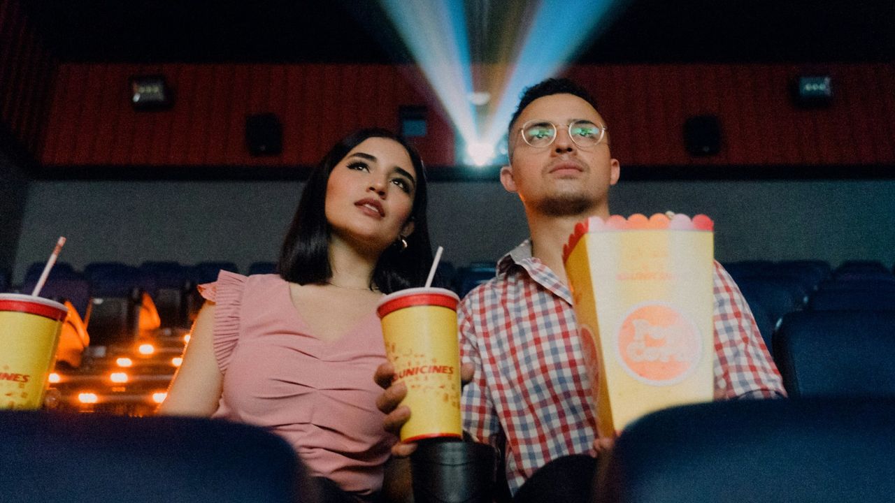 fiatal pár popcornnal moziban, fotó: Unsplash