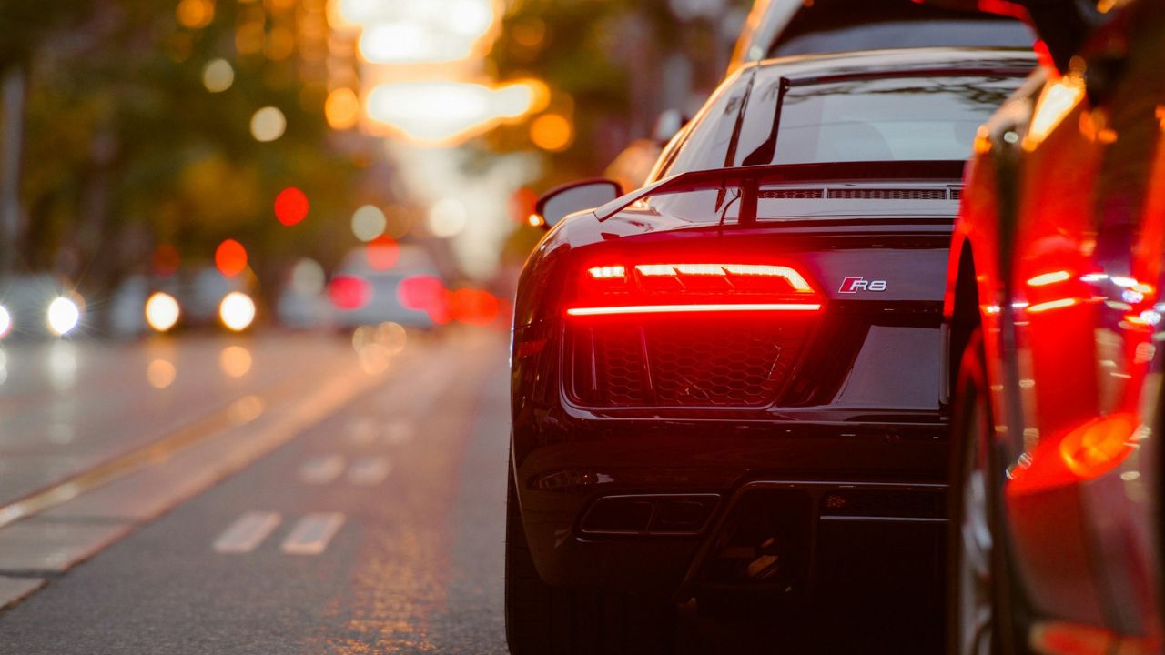 autó a városban, fotó: Unsplash