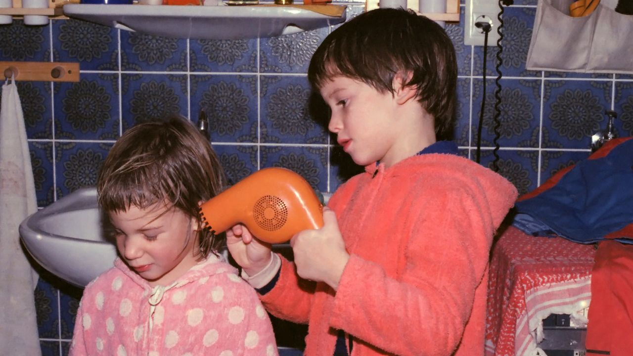 retro hajszárítóval két gyerek, fotó: Getty Images