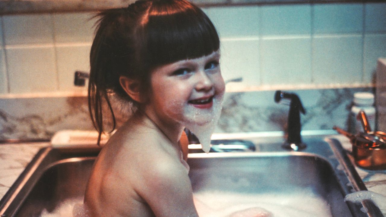 Friss hírek: Volt idő, amikor nem lehetett azt mondani, hogy majd visszanézzük, nem lehetett valakire gyorsan ráírni gyorsan, és a telefonhívás előtt senki sem tudta, ki lesz a vonal másik végén. A nyolcvanas évek családi rutinjai ma már szinte szabálytalanul lassúnak tűnnek, mégis ezek adták a korszak sajátos ritmusát.
The post 7 hétköznapi szokás a 80-as évekből, amit ma már elképzelni sem tudnánk first appeared on nlc.