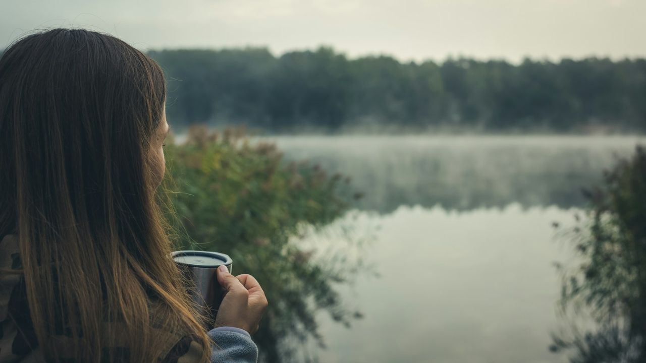 egyedül tónál kávézó nő, fotó: Unsplash