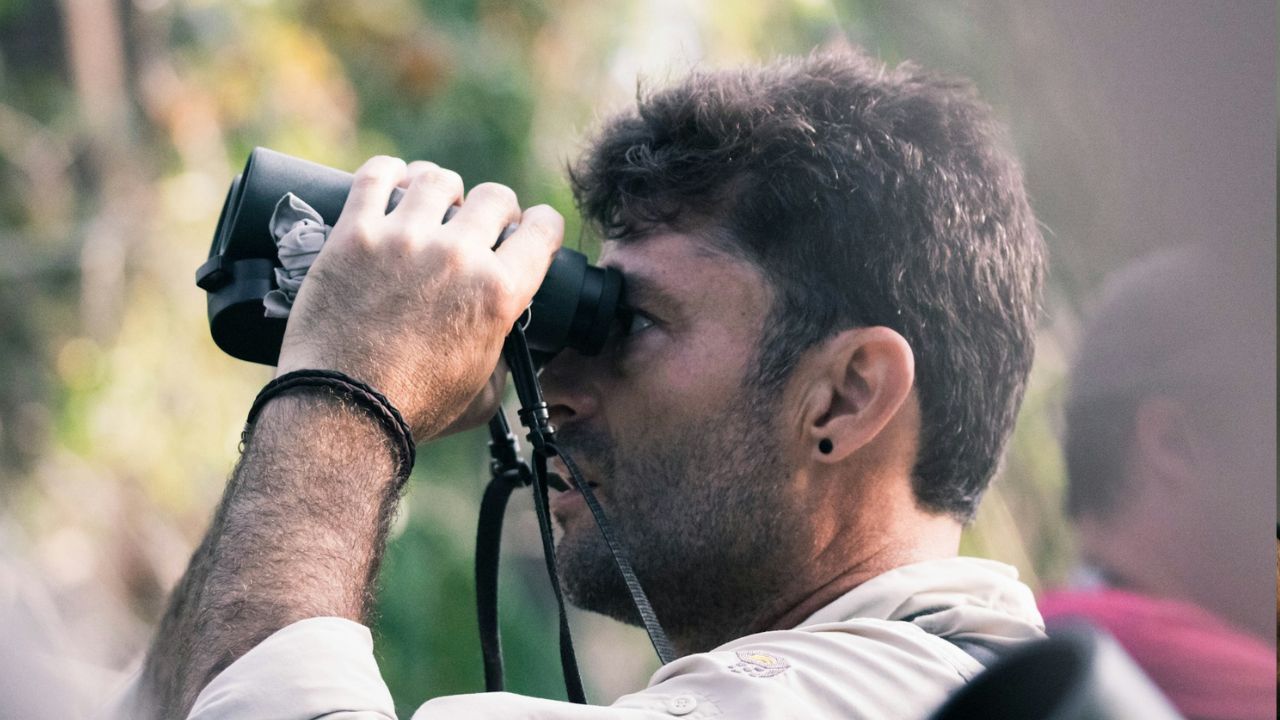 távcsővel férfi, kép: Unsplash