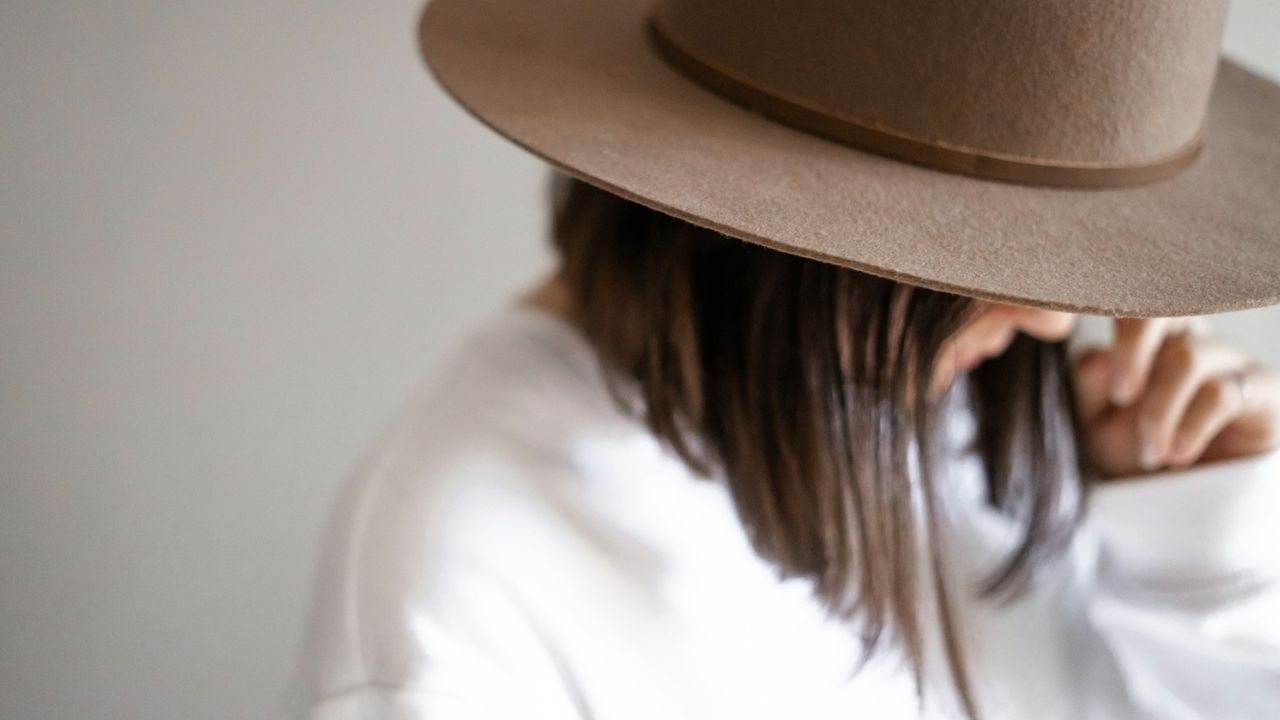 nő kalapban, fotó: Unsplash