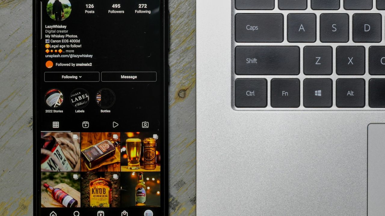 okostelefon és laptop, fotó: Unsplash