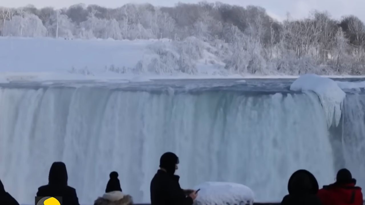 Tátva marad a turisták szája a befagyott Niagara vízesés láttán